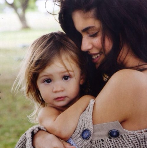 Just trying to keep my 3 year old daughter safe.Was a teen mom,worked as a waitress,now fighting the dead. I have @NormanJTWD to love me through this.{literate}