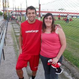 Dentro de la piel de león se esconde un corazón, 
que sobre todo es humano, 
aunque te parezca vulgar, 
a veces suele llorar, cuando el amor le hace daño.