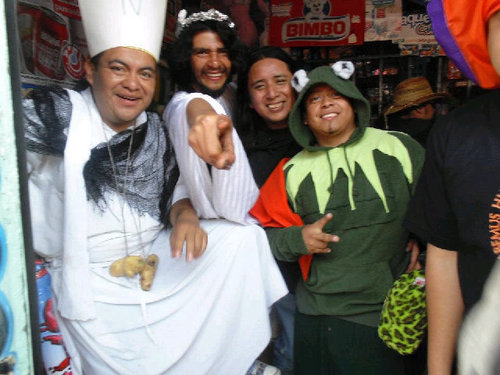 Yo tomo cuando yo kiero no miento soy muy sincero, ya muerto no voy a llevarme nada, no mas un puño de tierra.
