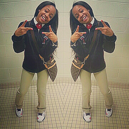 Im Obviously This Pretty Girl , Living In This Uglyy World! blah blah , im just chillaannnn fwm follow button :-*