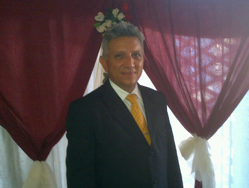 Técnico Medio Agropecuario. Lic. en Educación Integral, Abogado, Defensor Público de Protección de Niños y Adolescentes y chavista.