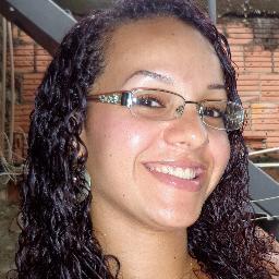 Sou divertida, comunicativa e adoro estar entre amigos.
