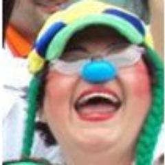 Hija, sobrina, hermana, prima, tía, madre, abuela, secretaria ejecutiva, profesora de inglés, estudiante de educación y payaso de hospital