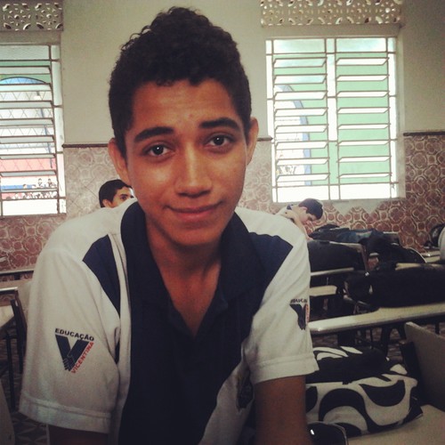 Garoto apaixonado pela vida, vive intensamente, gosta de expressar os sentimento. Estudante e sagitariano, curti rock;
