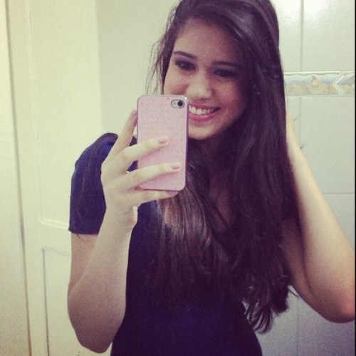 Não sei me descrever, é só fingir estar lendo uma bio bem interessante.