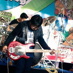Yang megangin bass di @skyoneye