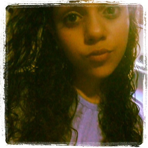 Sou uma menina legal,inteligente,sincera,honesta e etc , e adoro fazer amizades (amo One Direction)