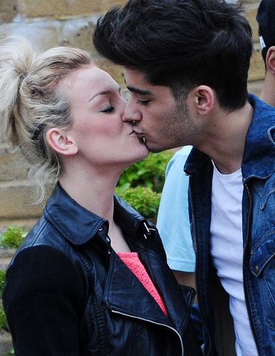 I'm Zayn! I like to cook, read, draw, sing in the shower, boxing & I'm on that band One Direction! 1OO% RolePlay!! 1OO% Single!! :)