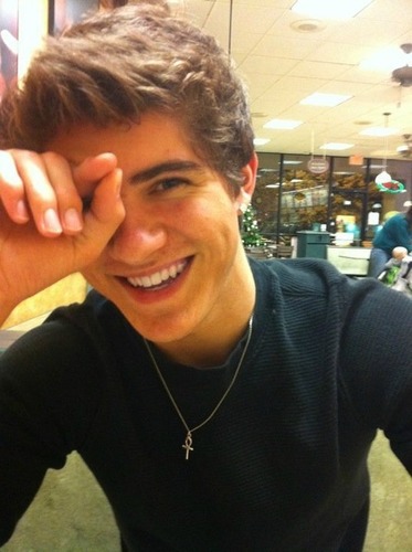 Hi, so you're reading my bio, so you might as well follow me + I do follow back... Belieber & Janoskianator 0/5