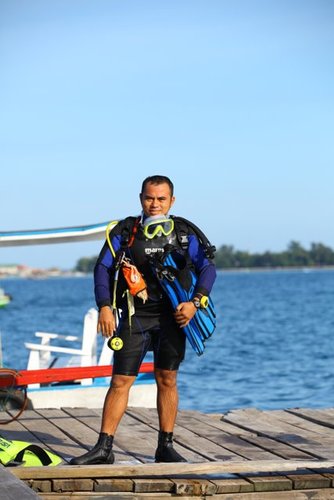 Dive Instructor, Scientific Diver, Community Empowerment Specialty in Ecotourism and Coastal, Underwater Photographer (Macro), Do Traveling and Diving