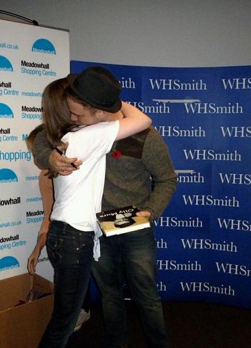 loulou_21's profile picture. Met Olly 31.10.12, Met Westlife 29.2.08/7.5.10 & Met Boyzone 22.12.13. I LOVE CAKE!