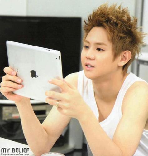 อันยองผมคือ โยซอบ แห่ง B2ST รู้จักผมไหมไม่รู้ก็ฟอลซิแล้วคุณจะรู้จักผมมากและได้ใกล้ชิดผมมากกว่านี้(ผมเตี้ยแต่น่ารักนะครับผม)
