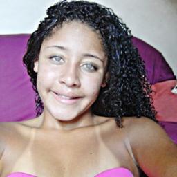 Dessa vida eu só quero firmeza nos abraços, alegria nos sorrisos, simplicidade nos olhares, doçura nas palavras e fé nos pensamentos! :)