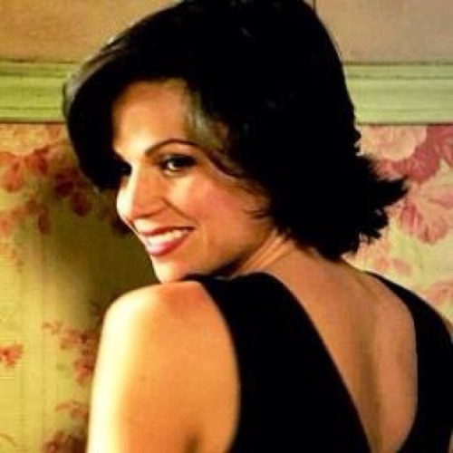 You wanted to see your queen? Well my dears here she is! #SwanQueen #HunterQueen