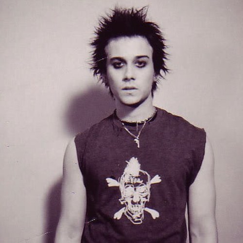 Alleged son of Seb Moran, although I've never seen him. Jesus of Suburbia, loves cigarettes, beer and playing guitar (multiverse rp, oc)