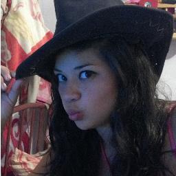 me encanta ir de compras pero me aburre el cole.......