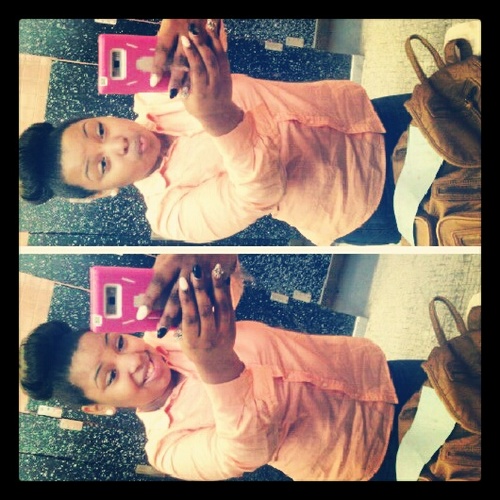 its me @Star_Waveyy |18 | Pretty, Smart| single Btw but I follow backk tho ! :* and follow my sis @Yanna_ThatBitch ^__^