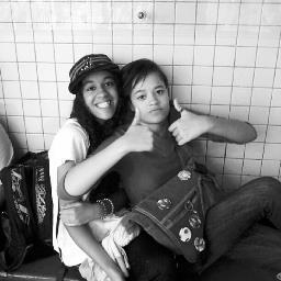 saudades eh um sentimento q quando nao cabe no coraçao escorre pelos olhos