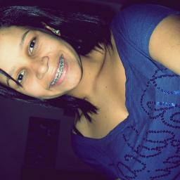 E não pense mais em desistir Existe um mundo que só quer te ver sorrir ♫