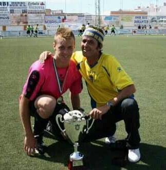 trabajando desde los 13 años  amante de mi familia y me encanta el fútbol