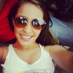 Alegre,divertida,capricorniana,dezembro de 1995,16 anos,sonhadora,ler,escrever,esmaltes,festas,adoro chocolate,amo o calor *-*