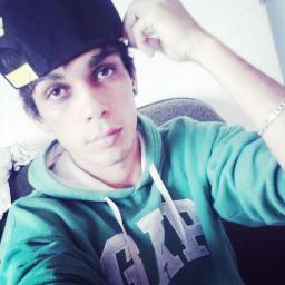 quem quizee vencer na vida , deve fazer como os sabios , mesmo com a alma partida , te o sorriso nos labios (:
