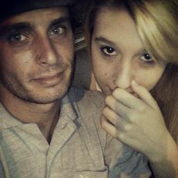 simplesmente uma pessoa que sabe viver a vida do geito que ela é haha eu mesmo porra