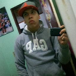 Soou apenas um garoto qualker , buscando ser diferente do resto do mundo la fora. Buscando encontrar o verdadeiro amor.