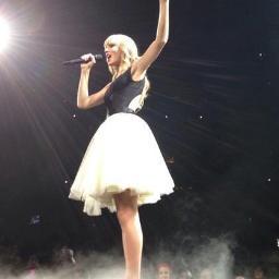 WORDS CAN'T DESCRIBE HOW MUCH I LOVE TAYLOR SWIFT Taylor you are my life.