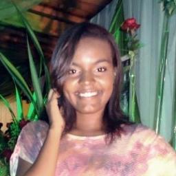 Estudante, leonina e feliz.
