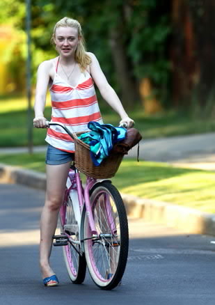 [V] by @YeahHollywoodRP • Call me Dako • #CeganFams • @IAmLouisTomlnsn 's Sister| Still single ☺ #westernfams #KeluargaMINAJ