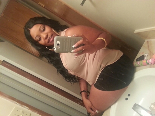 5'2 cute, love having a goodtime with friends and fam