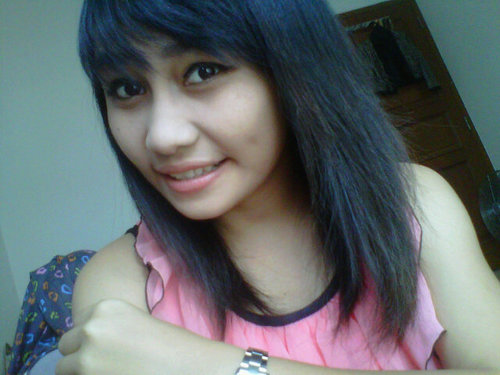 My name is Rhina | 18-08-94 | I'm midwifery | I'm kristen :) | ♥my family