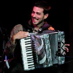 músico: acordeón y flauta travesera. Taper Duel, Fetén Fetén, Mister Atomic.... @duofeten