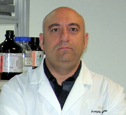 Dr. en Biología Celular, Profesor Titular de  de la Universidad de Huelva. La divulgación científica une 2 pasiones, la Ciencia y la Docencia.