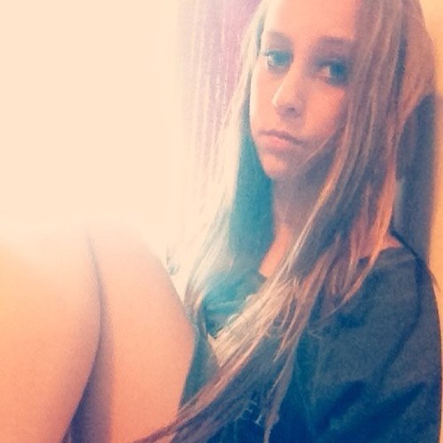 ✌Je suis blonde aux yeux bleu, j'ai 15ans je suis celibataire. Fait connaisance avec moi tu l'regretera pas!Facebook : tina bonnefont Skype : la_blonde_du_bl13