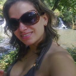 Autentica, falo oque penso, muito cincera,engraçada, só quero amar e ser  feliz.