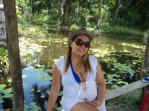 Divertida, carinhosa, professora , mãe , companheira e muito feliz com a vida rsrsrsrs...