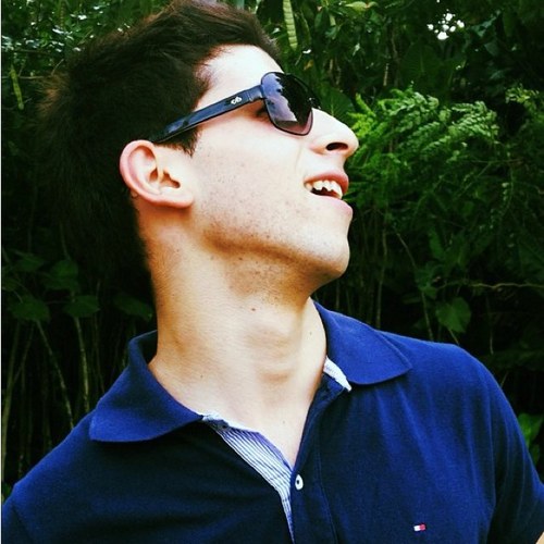 Jovem estudante; Cristão; Futuramente um Engenheiro Civil; Fanático por Futebol; E que não almoça sem farinha;