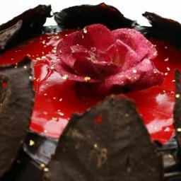 Blumenwalzer Blüten Genuss im ¾ Takt. Sie #geniessen Chocolate Grand Cru und Kristallisierte Blüten, einfach paradiesisch! @ValsedesFleurs @visit #Saxony