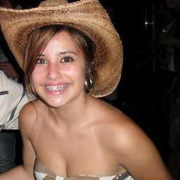 Hoje vai ser diferente. Tem que ser. Eu vou sorrir e será um sorriso convincente. Um sorriso que vai dizer Estou bem, obrigada. Sim, estou bem melhor. Não vou