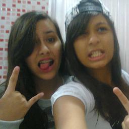 Sou
 Belieber ,Pollover e Smiler ,sou louca ,chata ,fea ,retardada e odeio 
quando falam mau dos meu idolos .-. Face: Victoria Santos