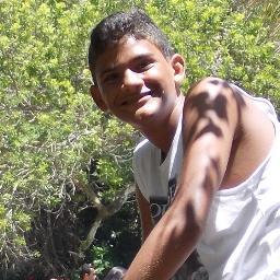 Sou um cara extrovertido, gosto de rock, jogar bola e a coisa que mais gosto e conhecer novar pessoas!!!
