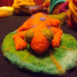 ovejasyfieltro's profile picture. Trabajamos el vellón natural de la oveja, obteniendo hermosas lanas hiladas en rueca y huso. Además realizamos fieltro en variadas técnicas.