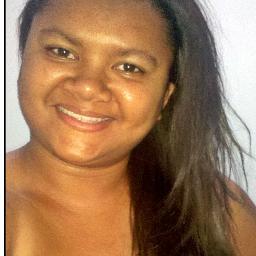 Romantica, timida, ansiosa, carinhosa, chata, chorona, sorridente, gosta de fazer novas amizades, acredita em Deus e tentando ser feliz! ESSA SOU EU :D