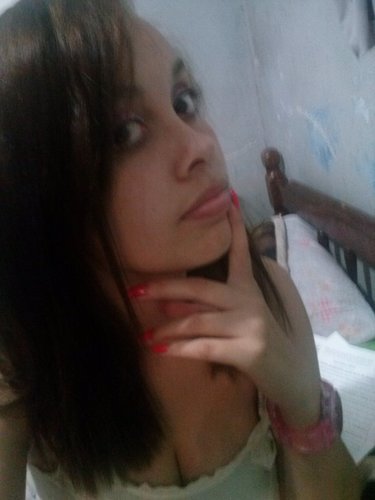 Não Sou de demosntrar sentimentos,mas sou cheia deles,eu sofro em silêncio,amo com o olhar e falo por sorrisos!
Igreja,Familia,Amigos e Musica!
