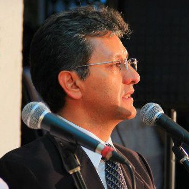Artista, Músico y Educador, Bandolista, Tiplista. Juego y enseño a jugar y pensar, con los sonidos y los silencios.