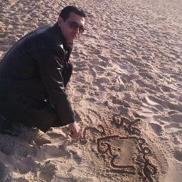 البعض منا لديه مدارج يقلع منها الى النجاح .
لكن ان كنت ممن لا يملكون هذه المدارج عليك أن تشيدها بنفسك