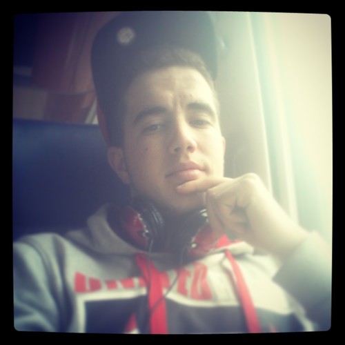 AlexyMrb's profile picture. je fait tellement planais les gens que j'aurais pus bossé chez aire France ;)