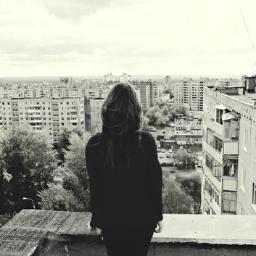 20. Escribo y fotografío desde mi corazón, dícese de esa parte del cuerpo humano con la que te enamoras.Sea así o no, gracias a los latidos de mi corazón vivo.